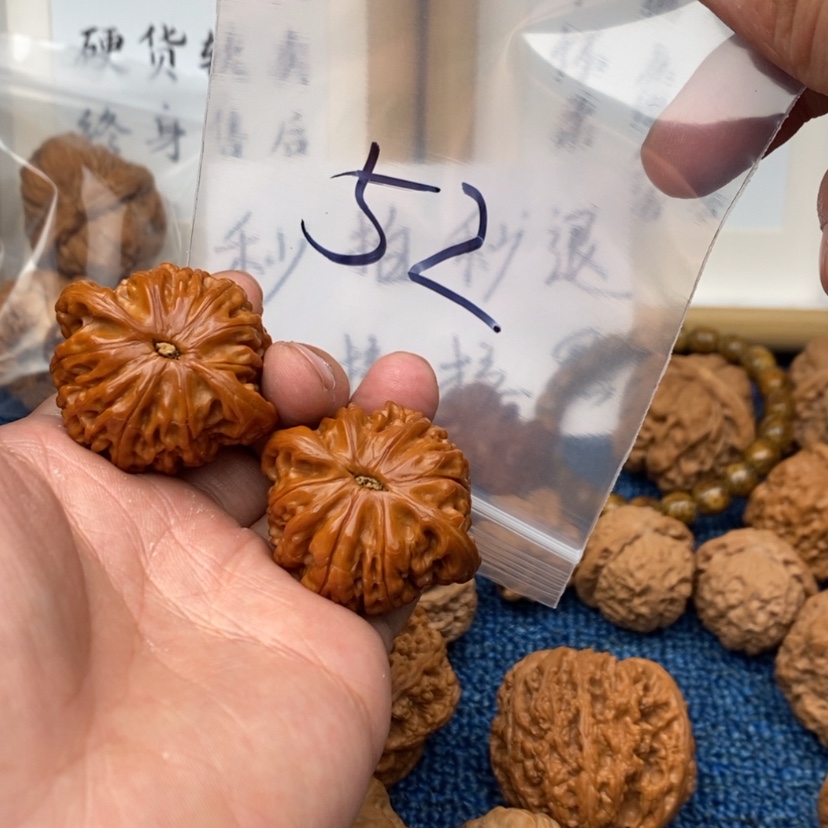 【闪购商品】文玩核桃把件.5373575386375357