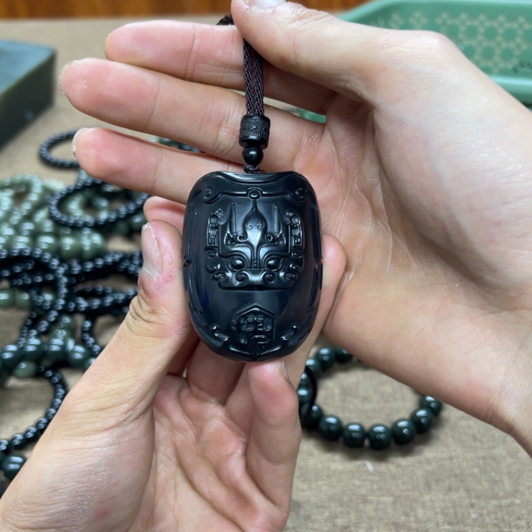 和田玉未镶嵌颈饰有瑕疵