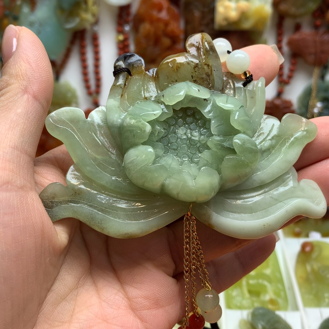 蛇纹石玉颈饰未镶嵌