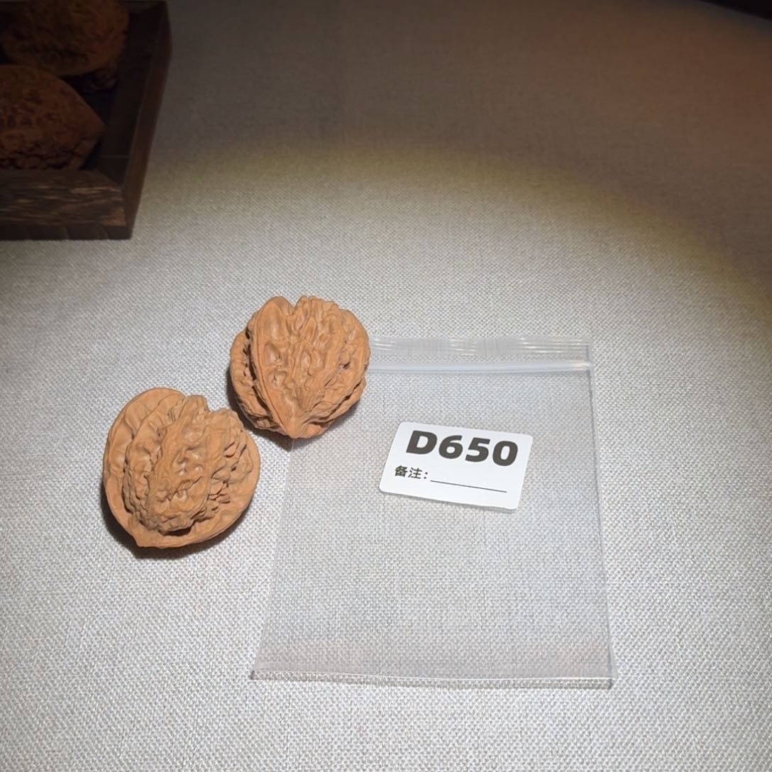 文玩核桃吊坠梨木台650