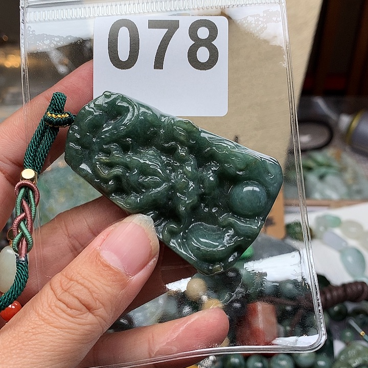 翡翠颈饰未镶嵌熊***翡翠