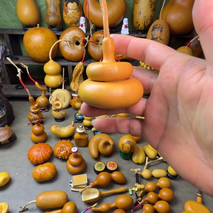 、***⽣葫芦八宝上下夹扁，底脐有小洞