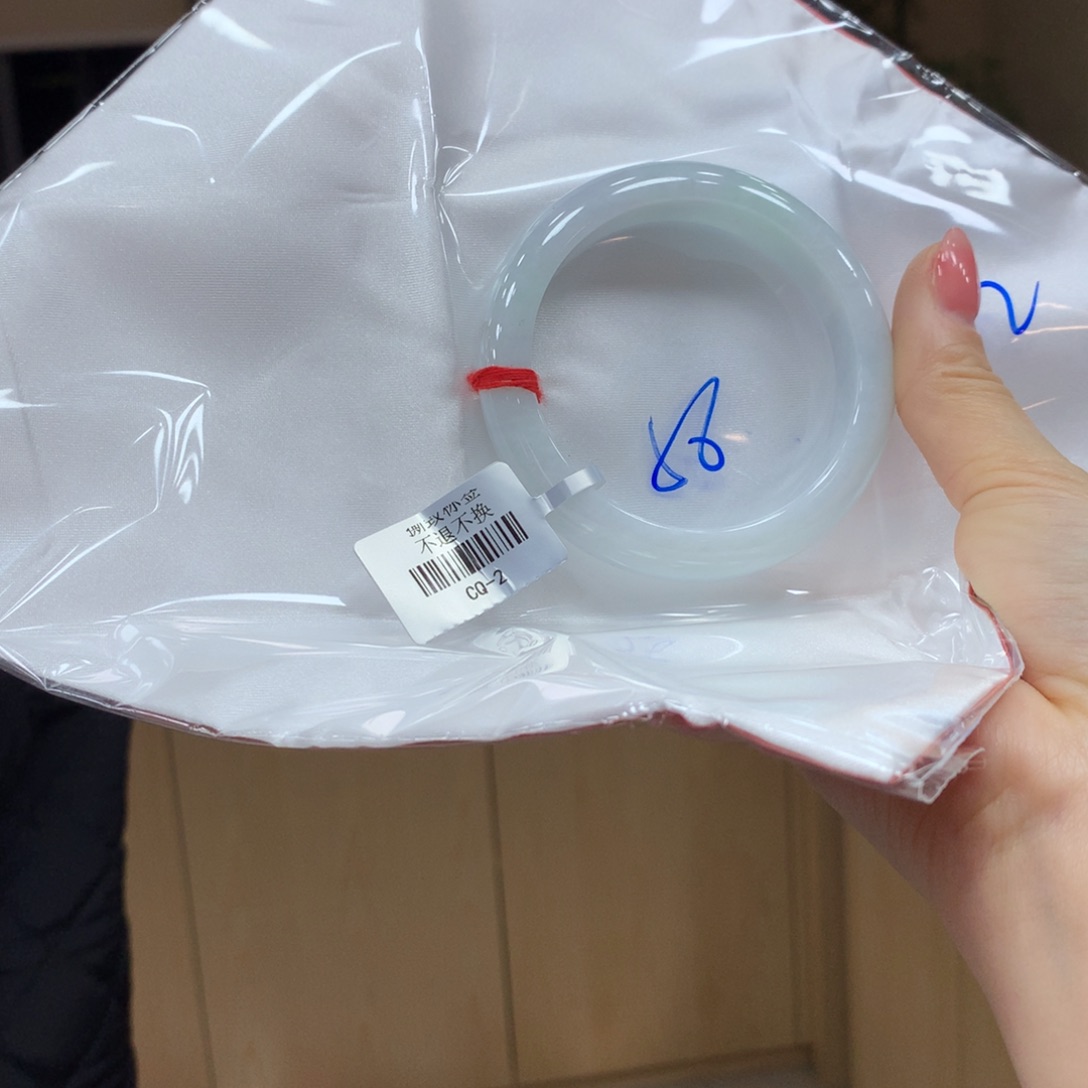 翡翠手镯未镶嵌不退不换