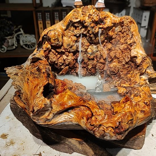 时***房琥珀木北沉香琥珀木天然造型山水摆件。
