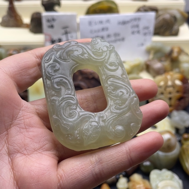 蛇纹石玉颈饰未镶嵌