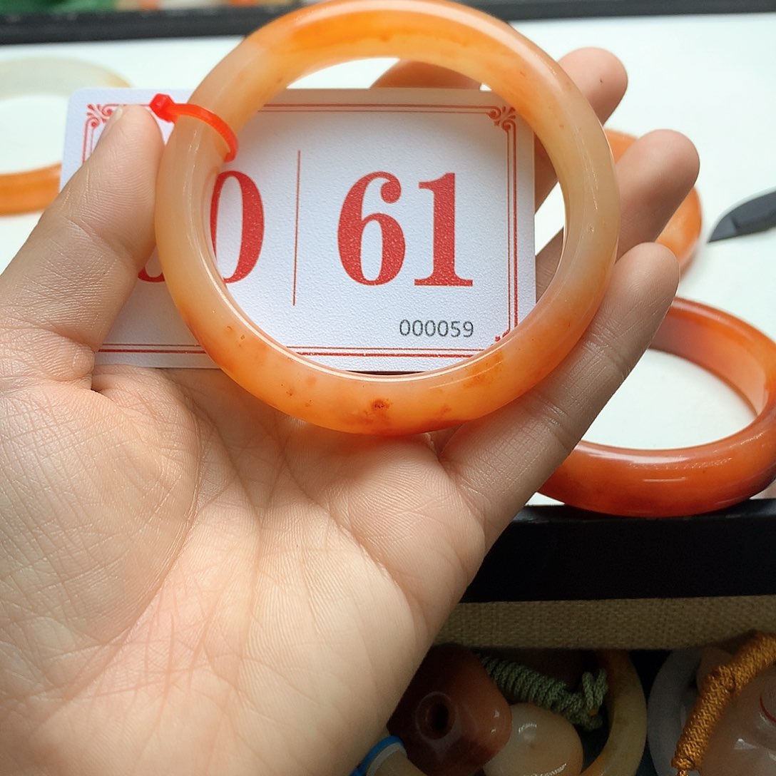 未镶嵌石英质玉（黄龙玉）手镯f****y