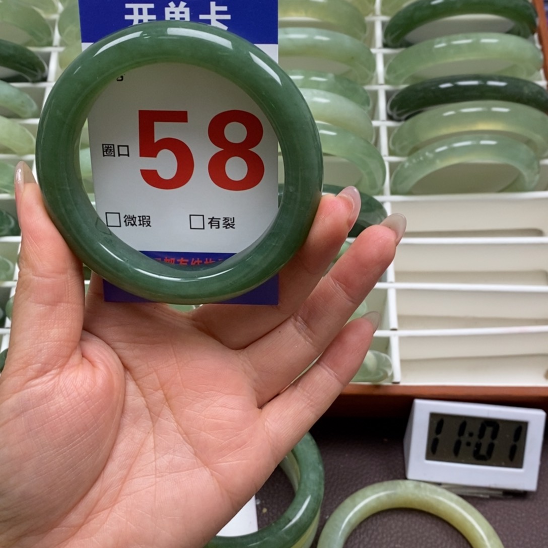 岫玉手镯未镶嵌我