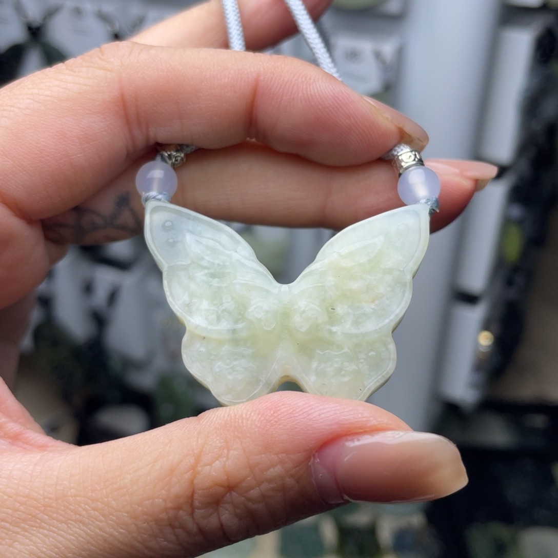 岫玉未镶嵌颈饰蝴蝶