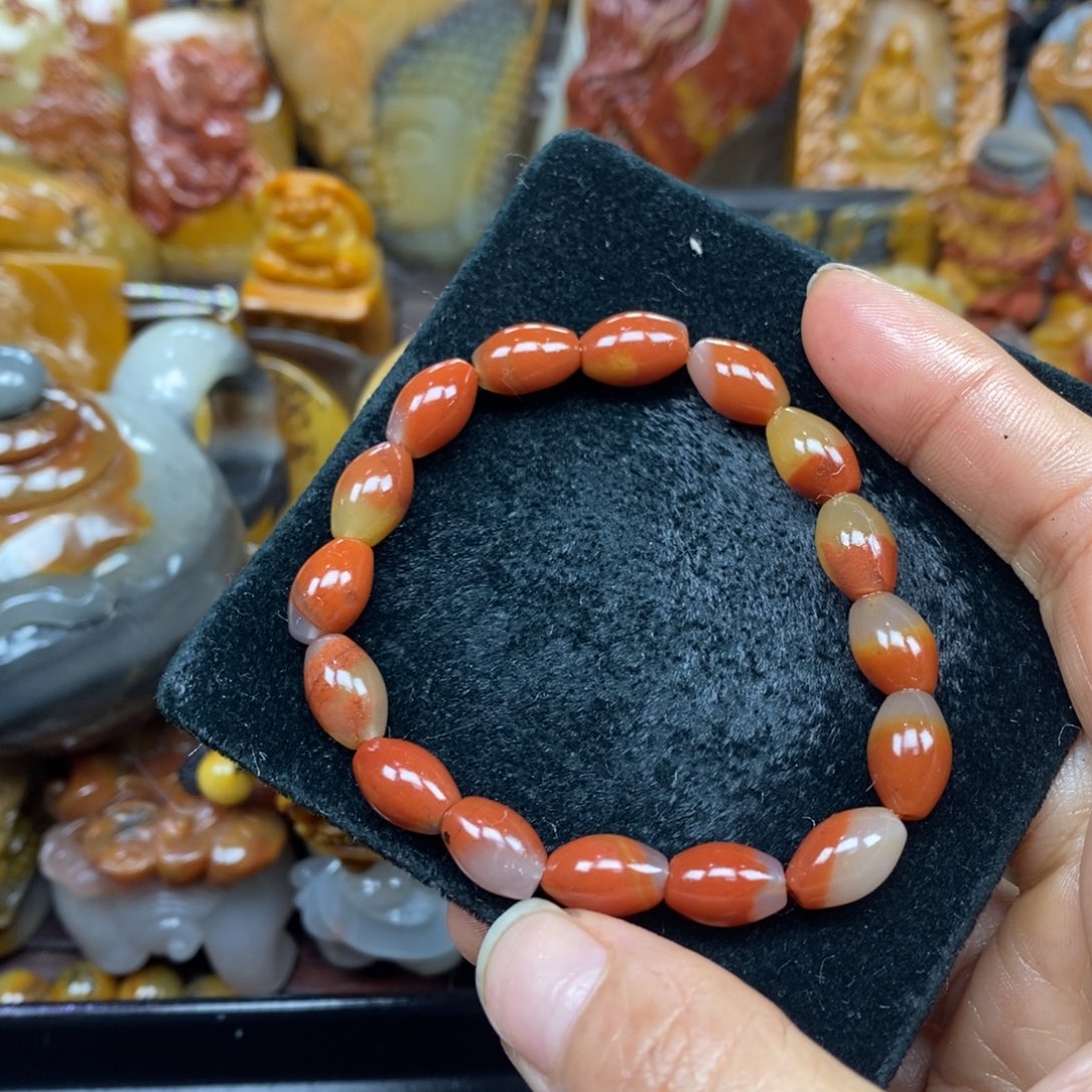 未镶嵌石英质玉（黄龙玉）颈饰