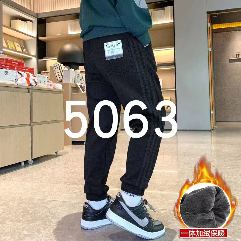 d2中上黑色加绒卫裤