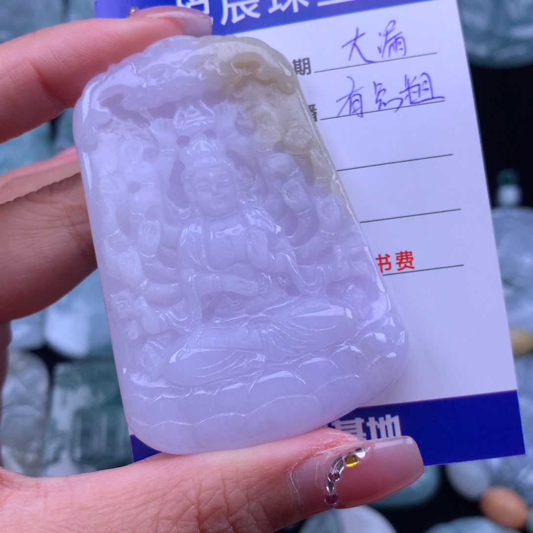 翡翠颈饰未镶嵌被****人翡翠