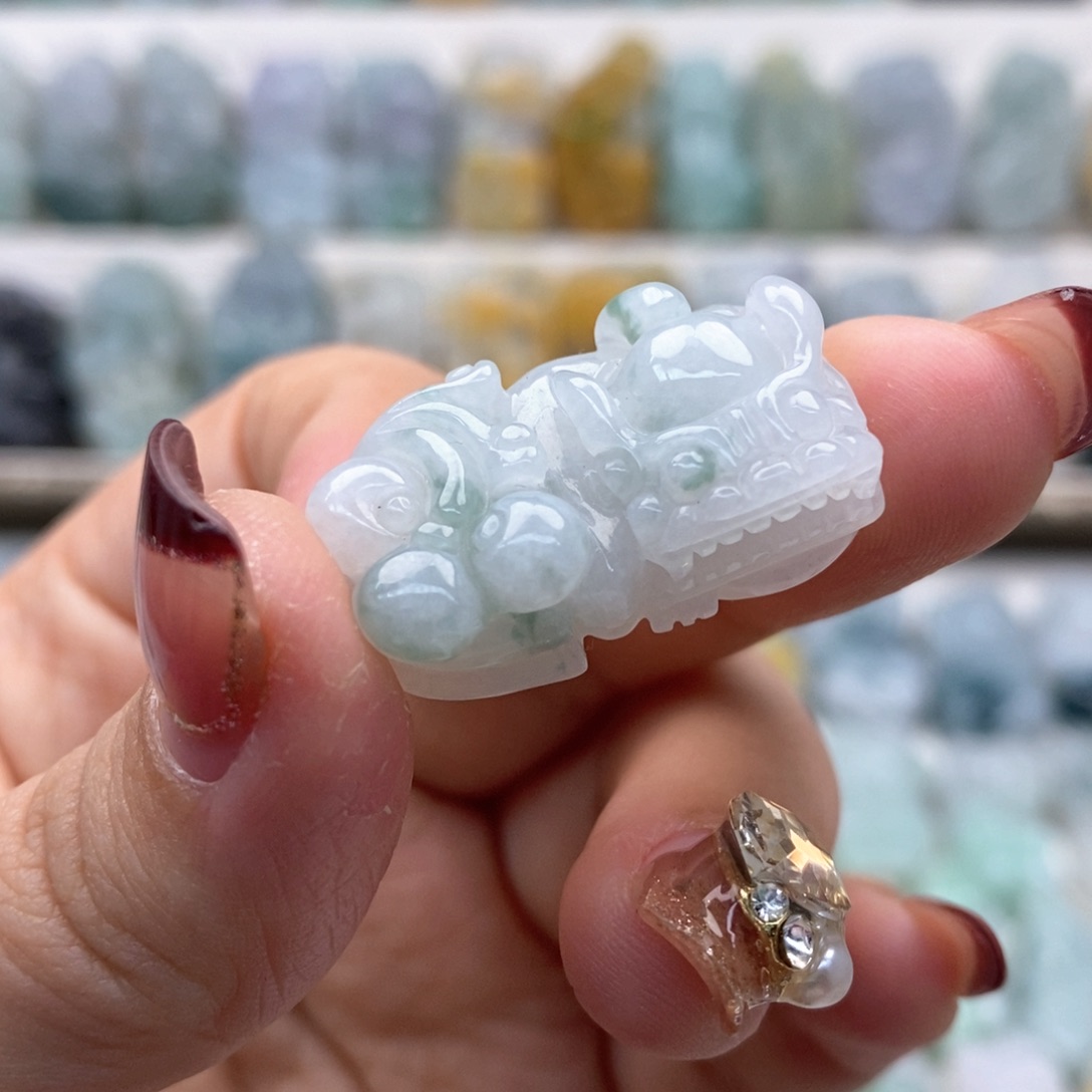 翡翠吊坠(赠链)未镶嵌