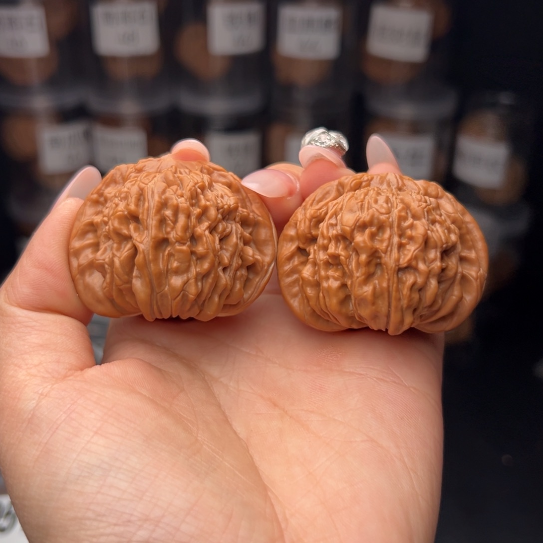 文玩核桃吊坠刘*四座楼