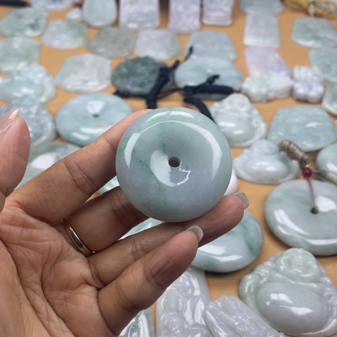 王***兄翡翠未镶嵌颈饰平安扣