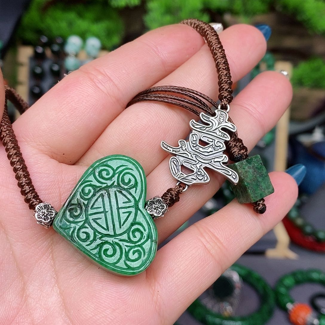 翡翠颈饰未镶嵌祥*阁漂亮美眉