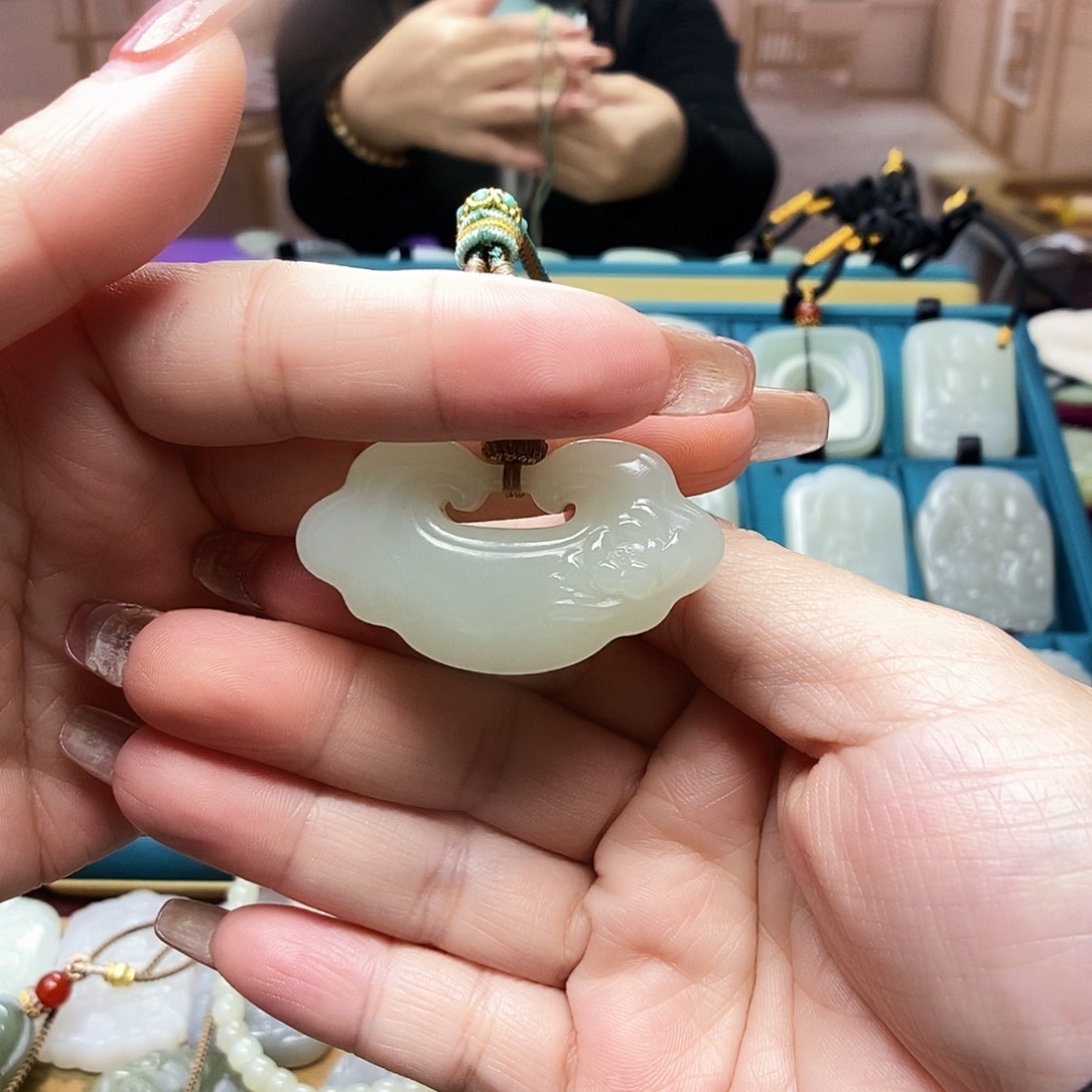 和田玉颈饰未镶嵌大**愚