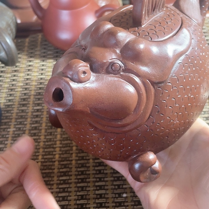 紫砂茶壶原矿泥料手工制作的紫砂壶。