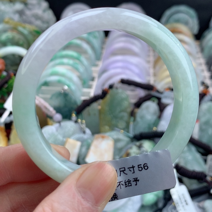 翡翠手镯未镶嵌吊坠