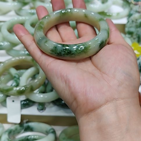 一***尘未镶嵌透闪石-蛇纹石玉手镯