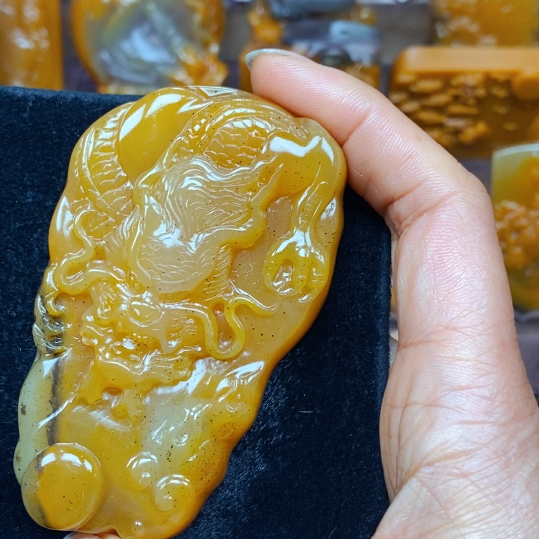 未镶嵌石英质玉（黄龙玉）颈饰