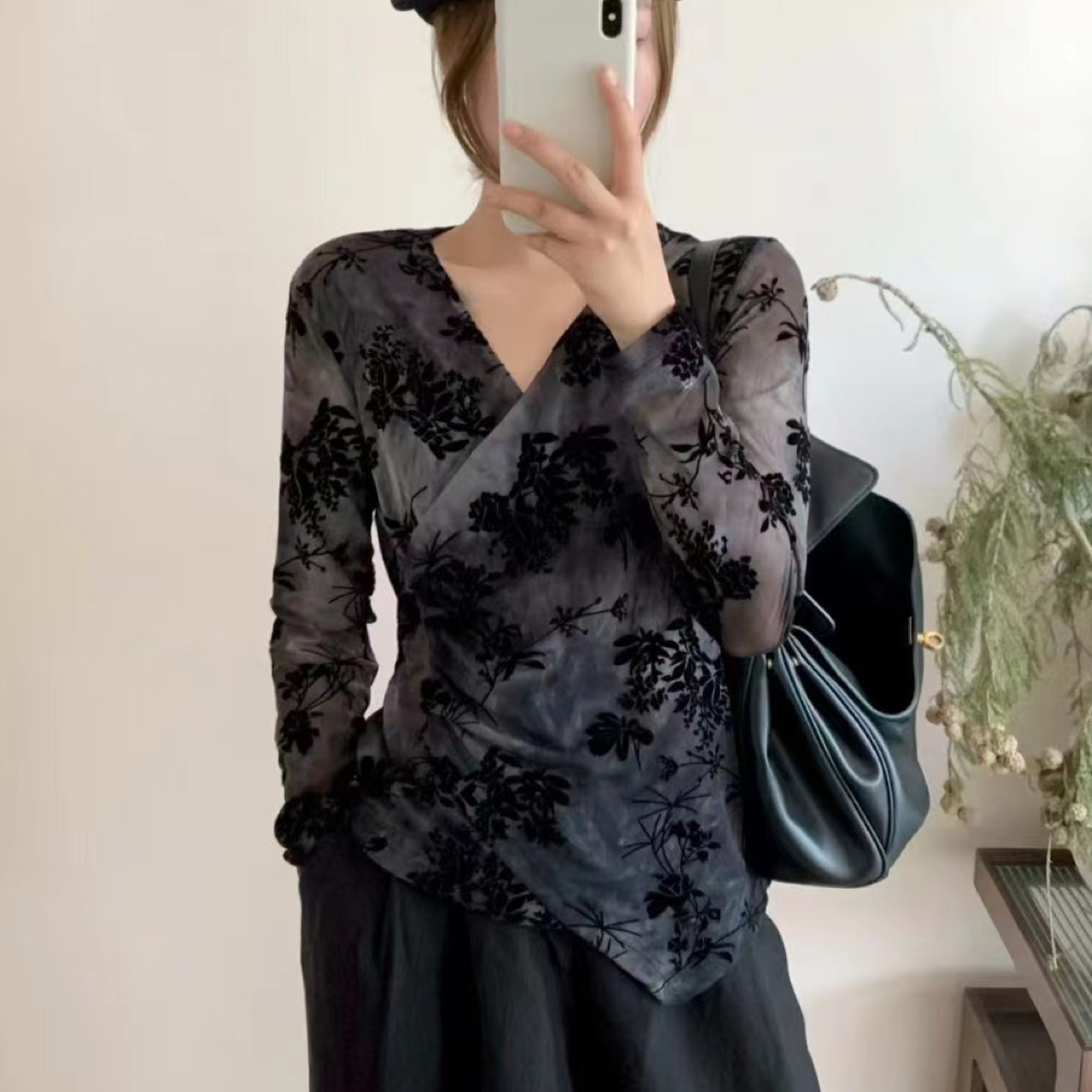 轻奢V领长袖印花修身打底衫展现高级感气质穿搭