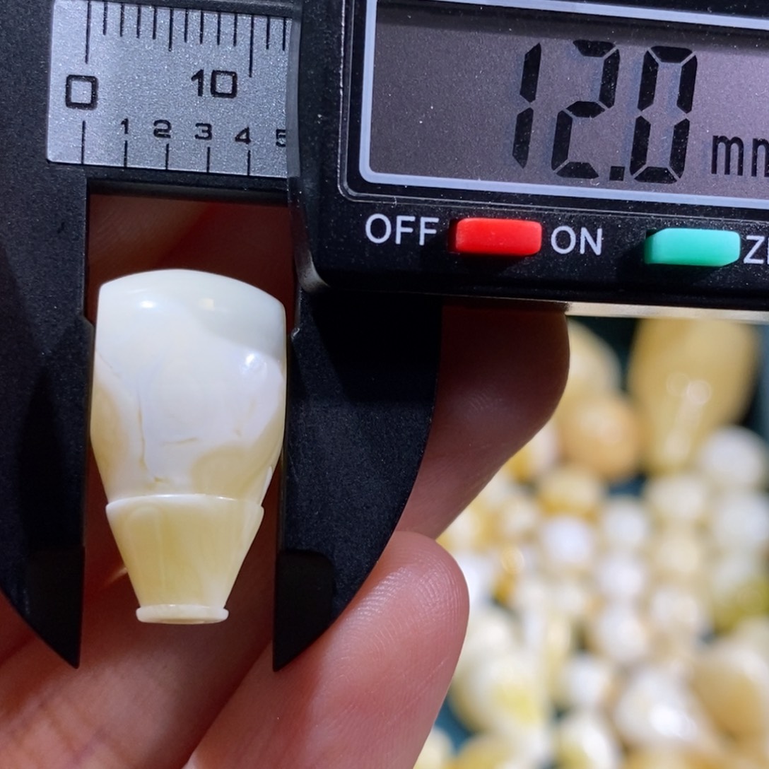 琥珀裸石未镶嵌配饰