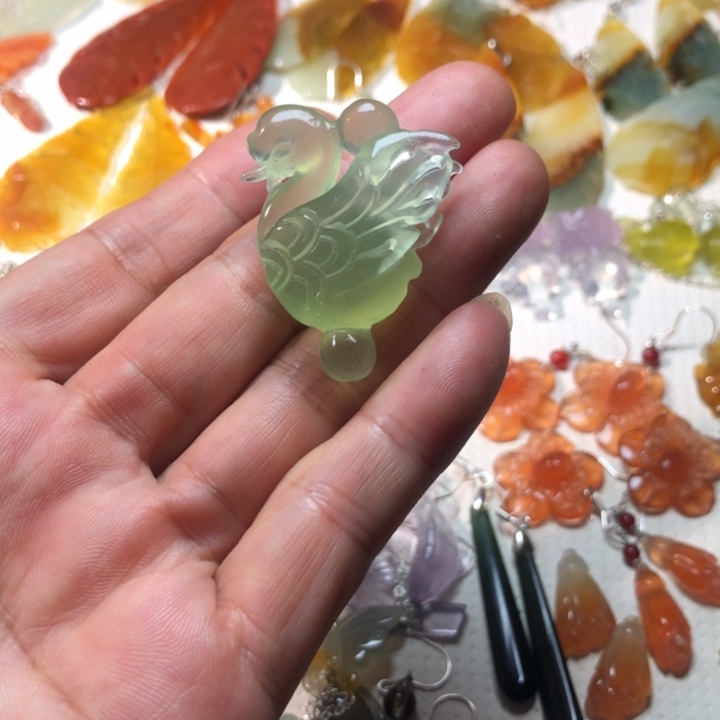 未镶嵌蛇纹石玉耳坠
