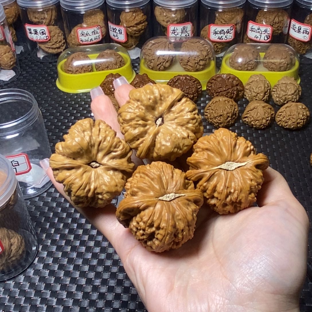文玩核桃吊坠倚**雨蛤蟆头，白狮子