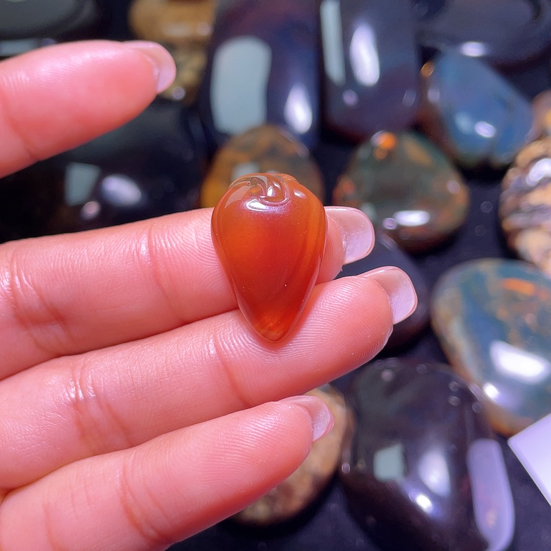 琥珀裸石未镶嵌？