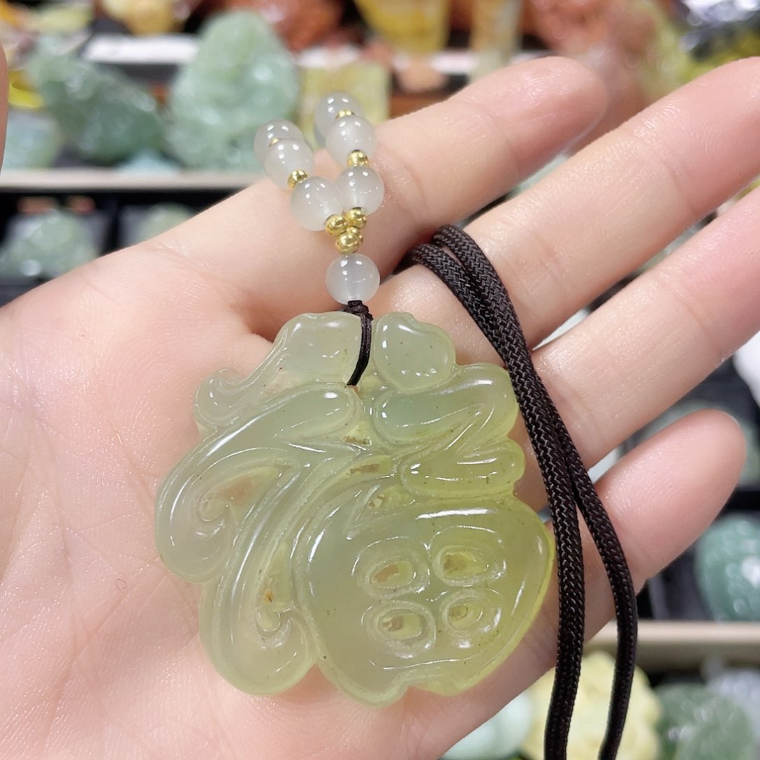 蛇纹石玉未镶嵌颈饰
