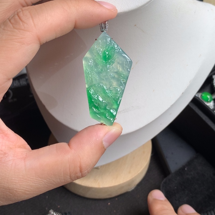 翡翠吊坠(不含链)18K金镶嵌青*