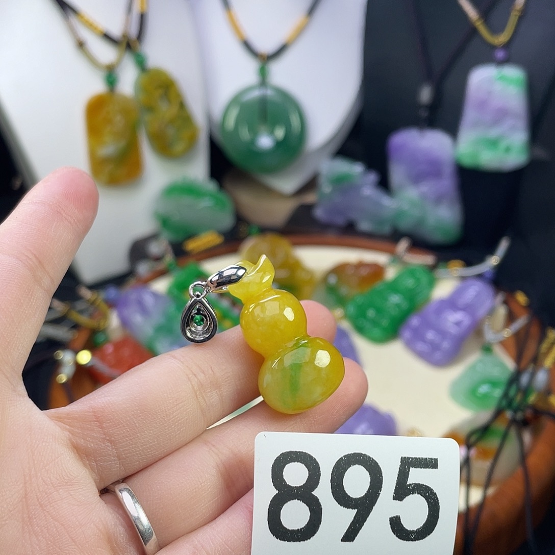 翡翠未镶嵌吊坠(赠链)