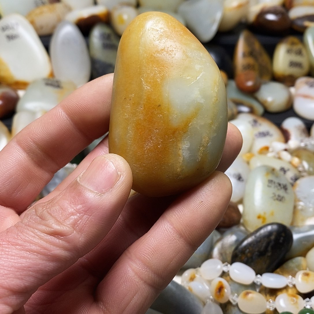 和田玉颈饰未镶嵌手把件