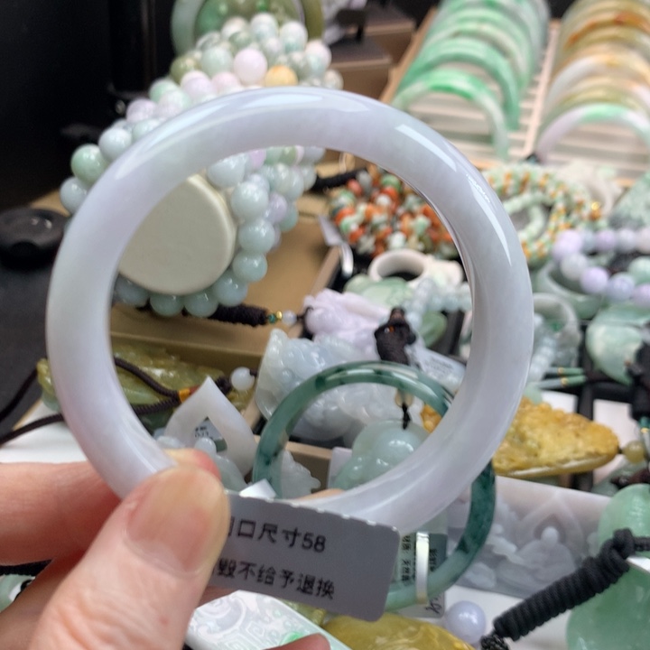 翡翠手镯未镶嵌吊坠