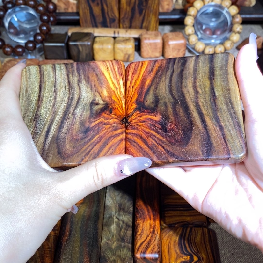 向***君紫檀木类端景台大红酸枝对牌