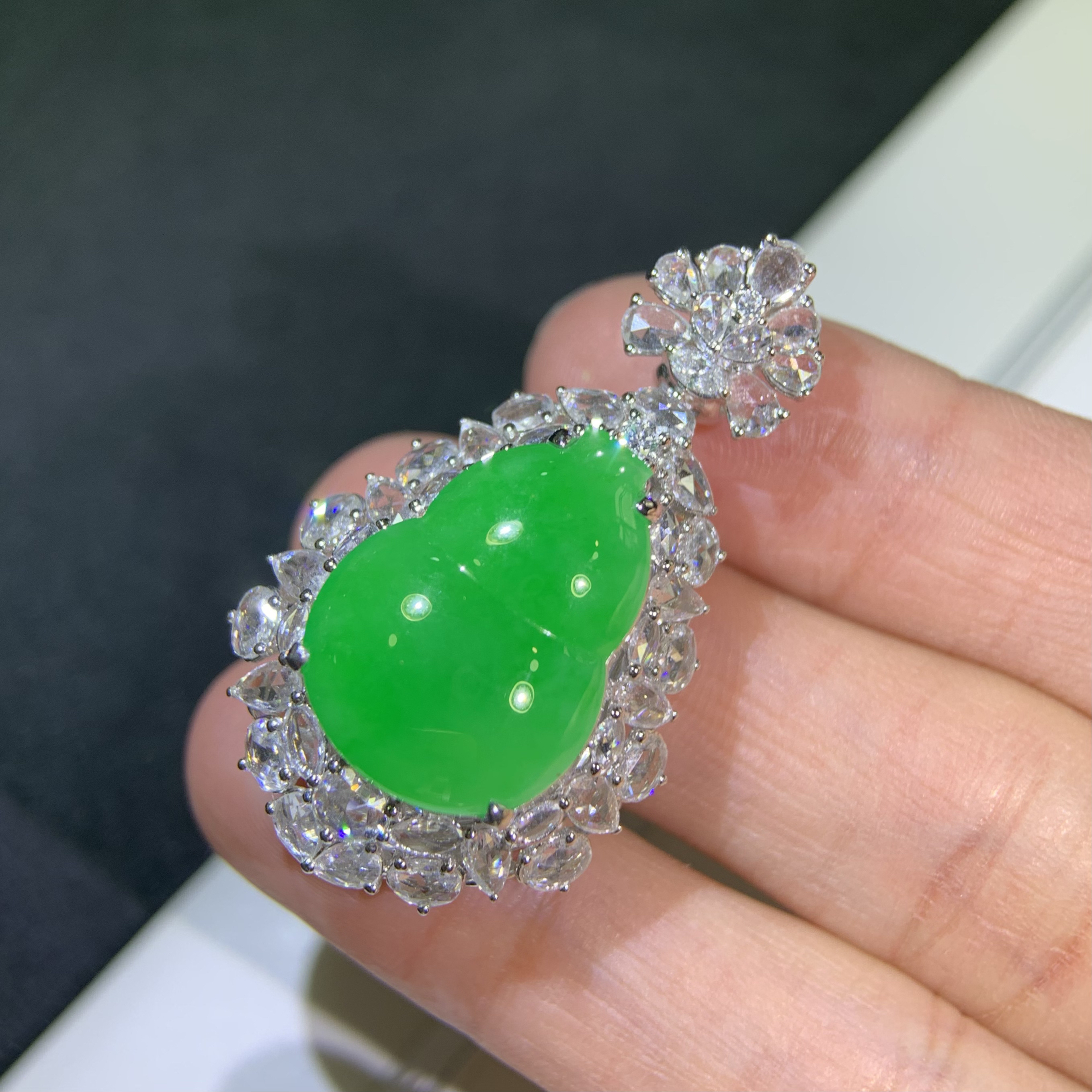 天然翡翠高冰正阳满绿葫芦吊坠