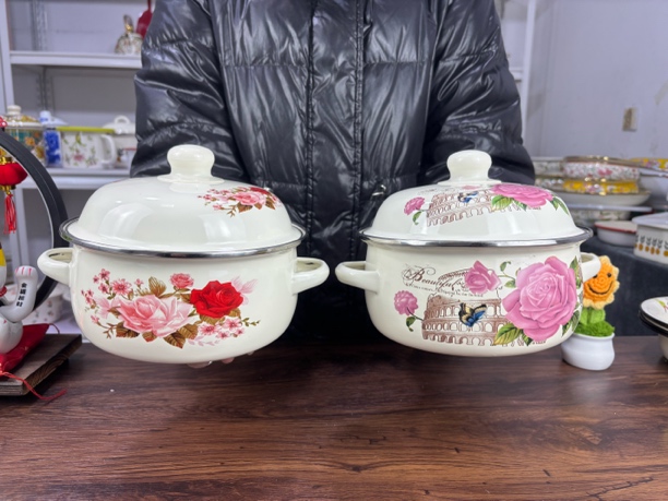 （微瑕福利）家用18厘米珐琅搪瓷奶锅双耳带盖汤锅有黑点施釉不均匀