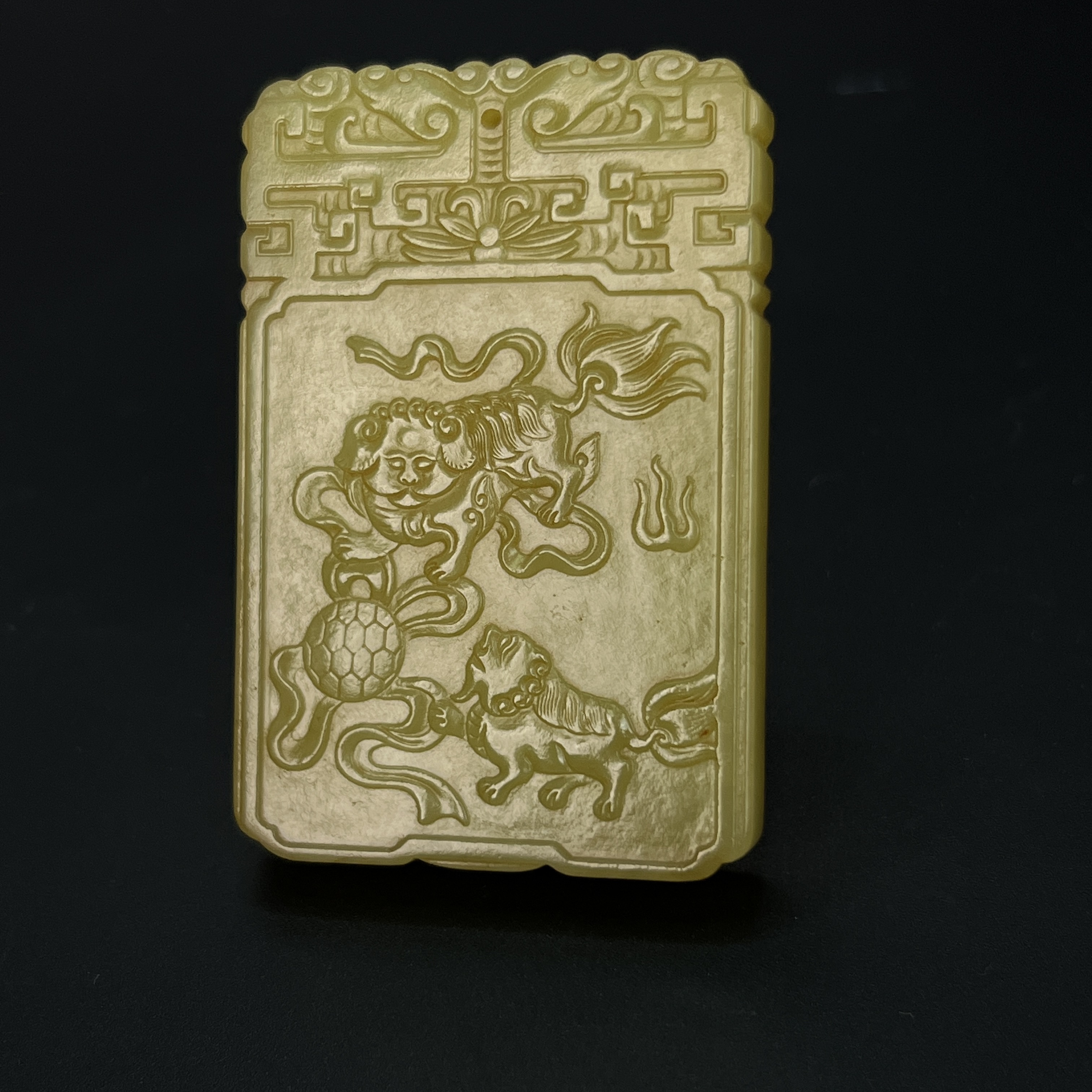 "清晚期和田黄玉狮子滚绣球牌/ DL530860/ 古玩/收藏/德州文物"