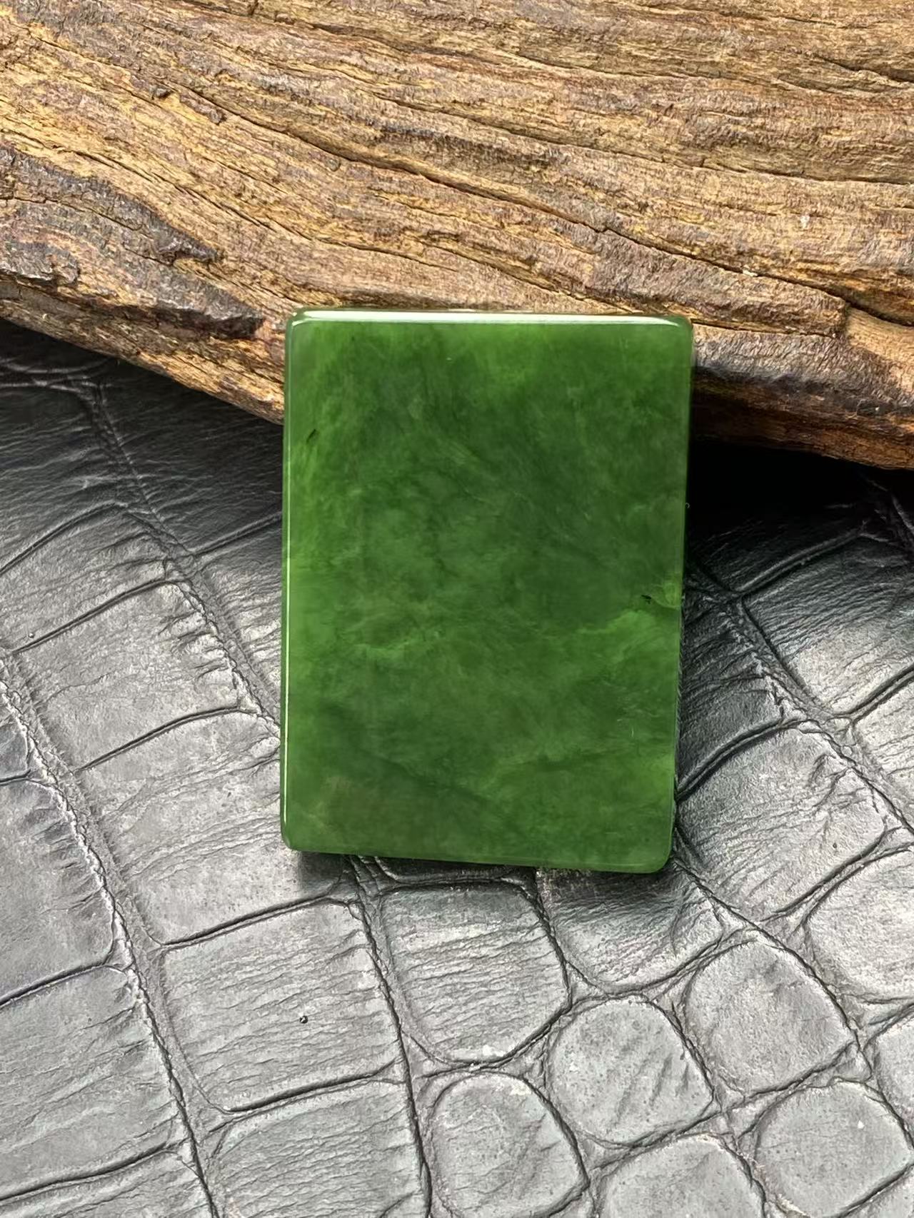 天然和田玉碧玉辣阳绿微矿点无事牌吊坠