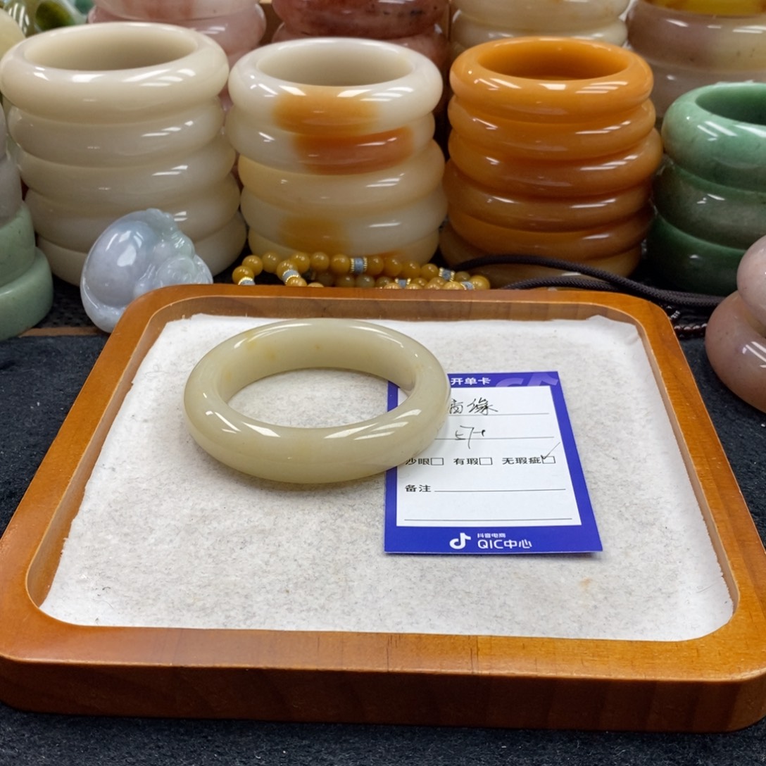 惜****石英质玉未镶嵌手镯