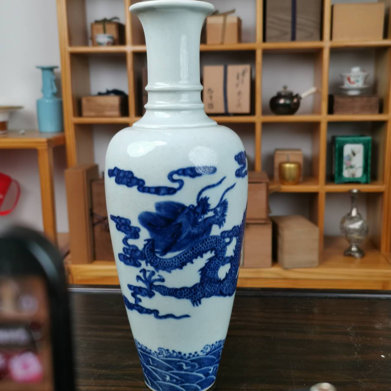 一件青花龙纹瓷瓶