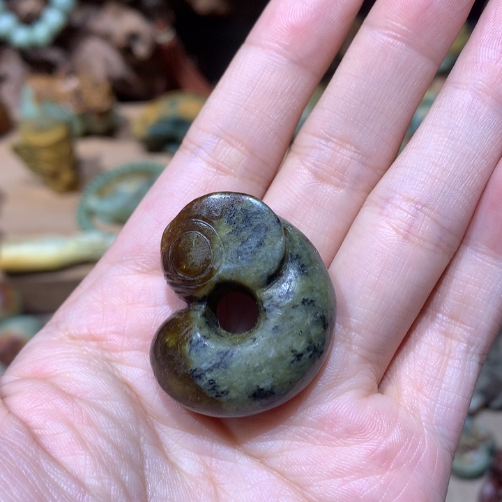 未镶嵌岫岩河磨玉（透闪石质玉）挂件