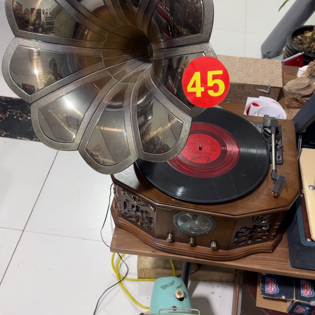 陈***飞有机玻璃唱片机带20个唱片