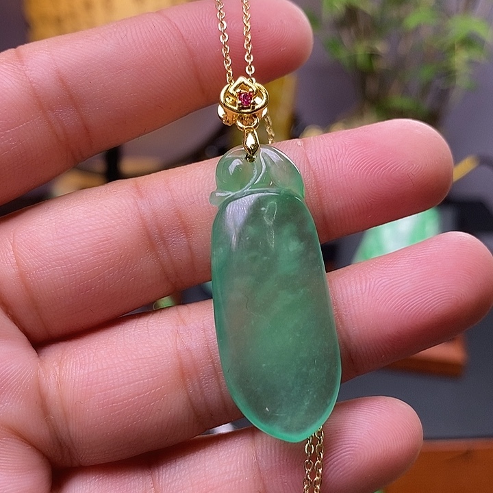 翡翠未镶嵌吊坠(赠链)