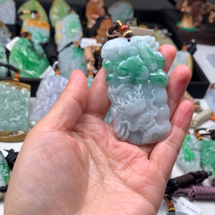 翡翠颈饰未镶嵌吊坠