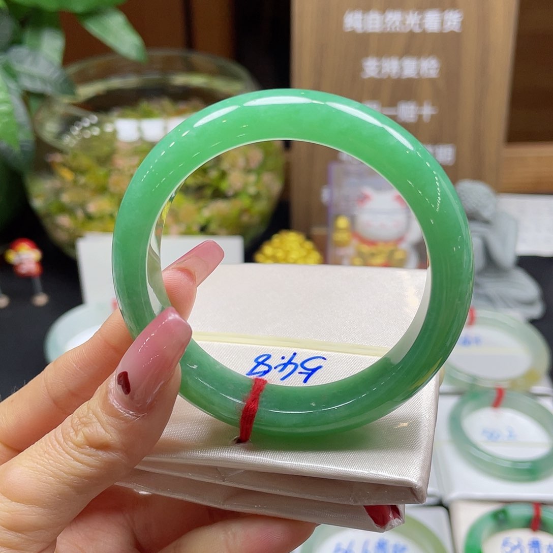 翡翠手镯未镶嵌星**?链接1