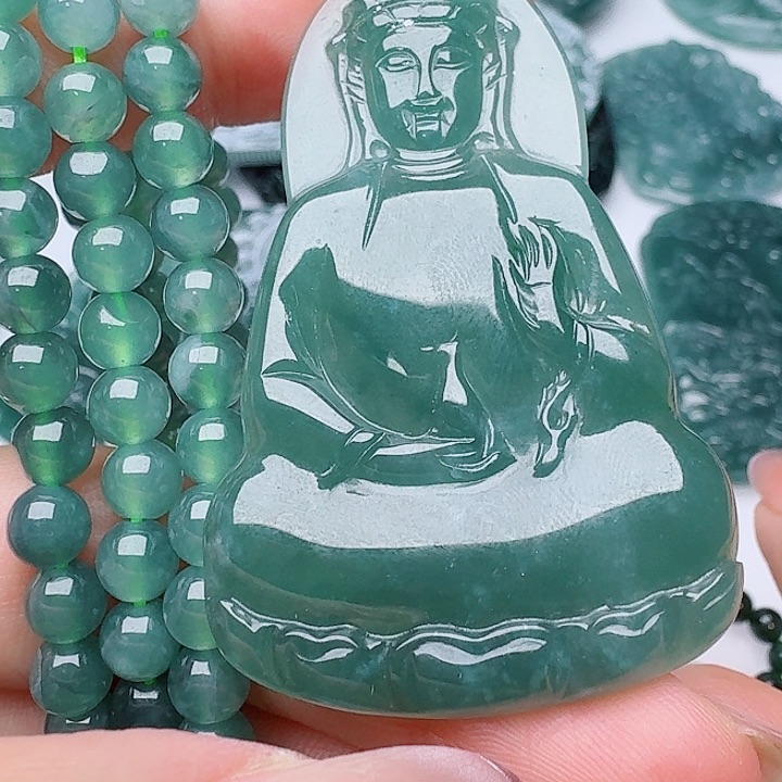 翡翠未镶嵌颈饰多样性发其一
