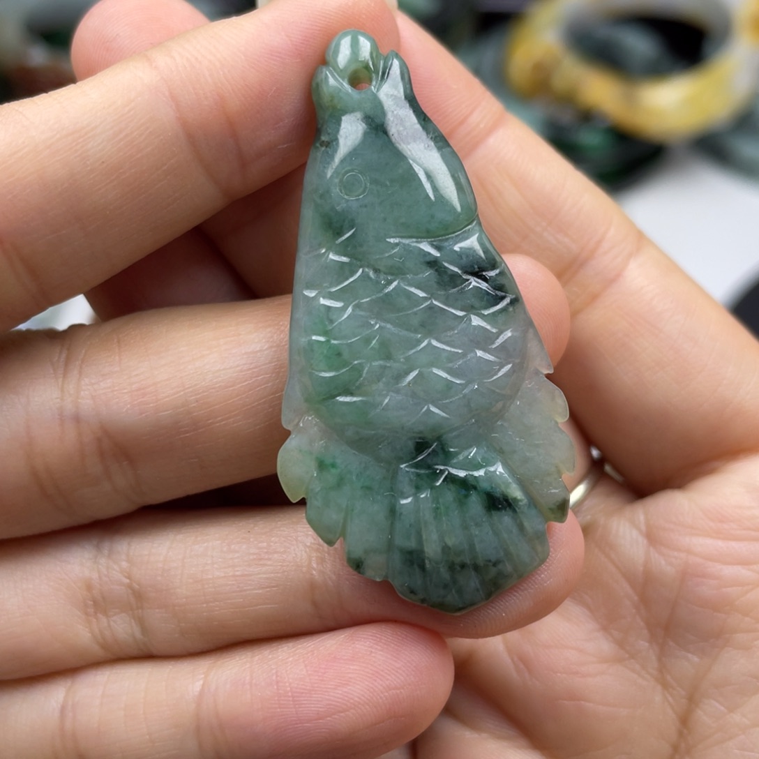 翡翠未镶嵌颈饰牌子