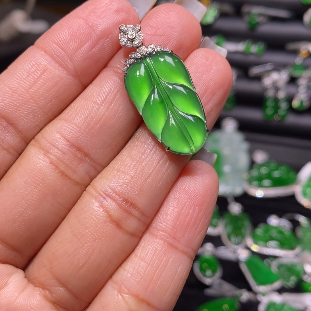 翡翠颈饰18K金镶嵌叶子吊坠