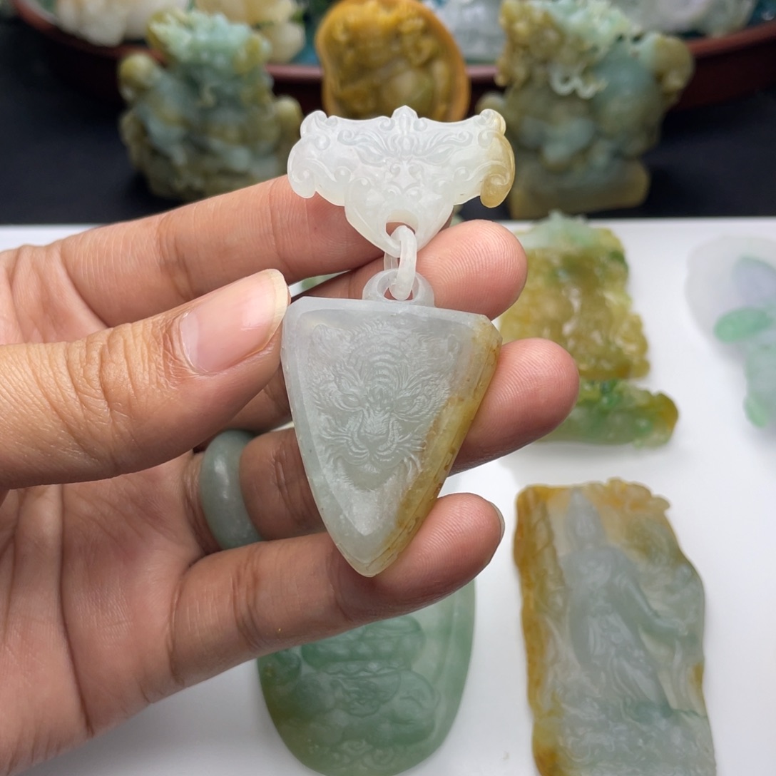 定制翡翠未镶嵌吹****风虎虎生威